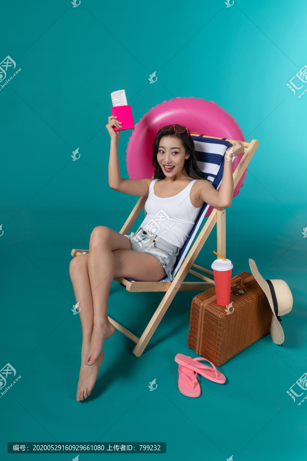 棚拍夏日造型年轻女子