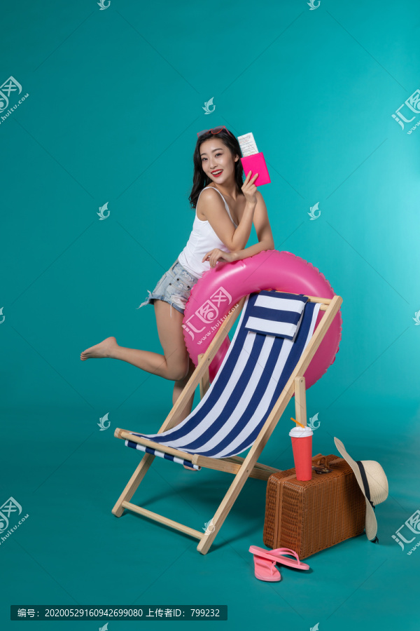 棚拍夏日造型年轻女子