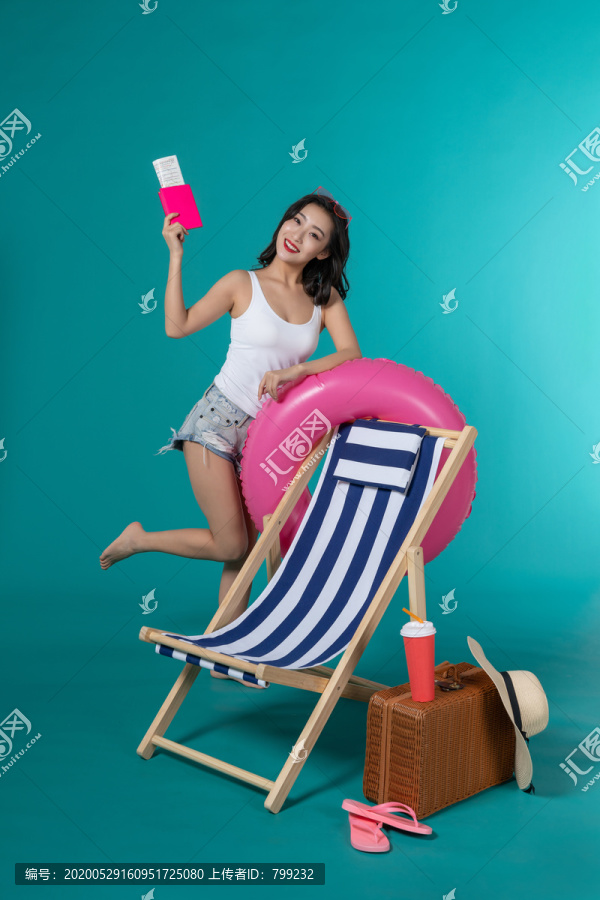 棚拍夏日造型年轻女子