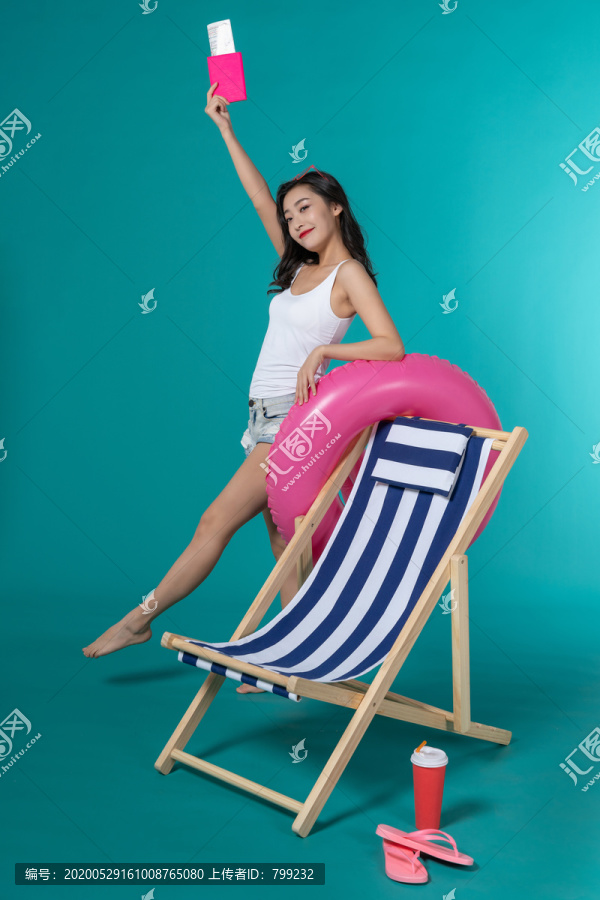 棚拍夏日造型年轻女子