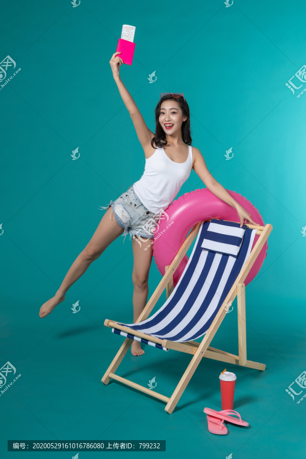 棚拍夏日造型年轻女子