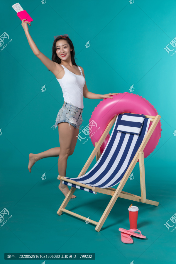 棚拍夏日造型年轻女子