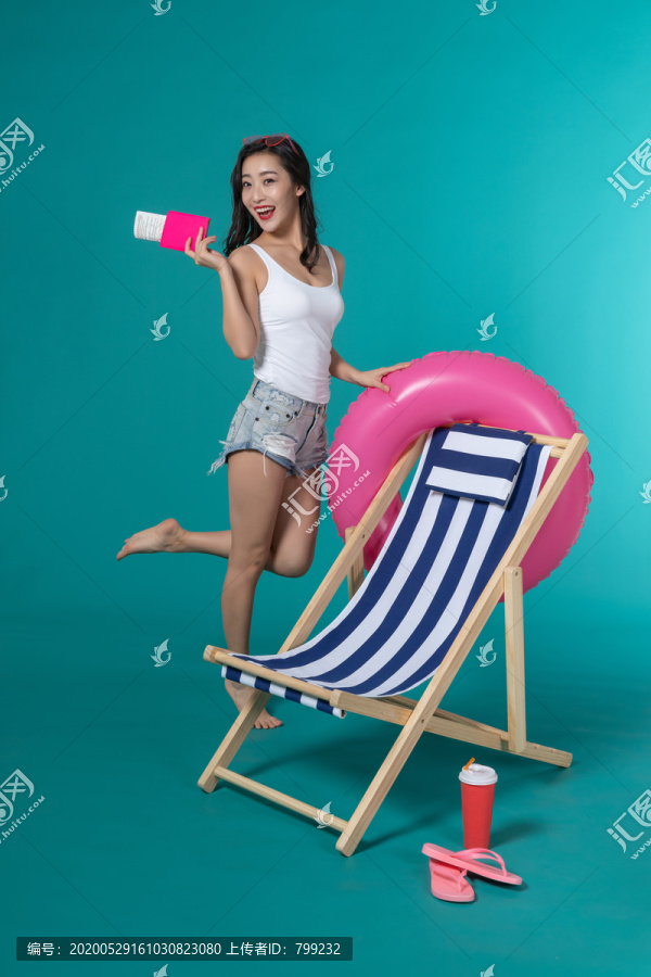 棚拍夏日造型年轻女子