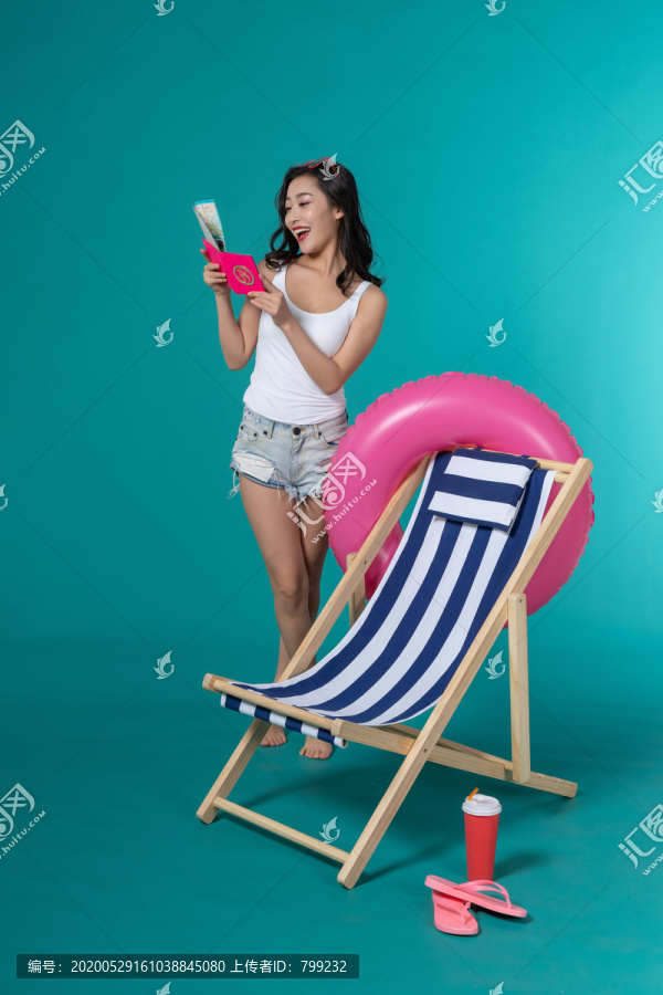 棚拍夏日造型年轻女子