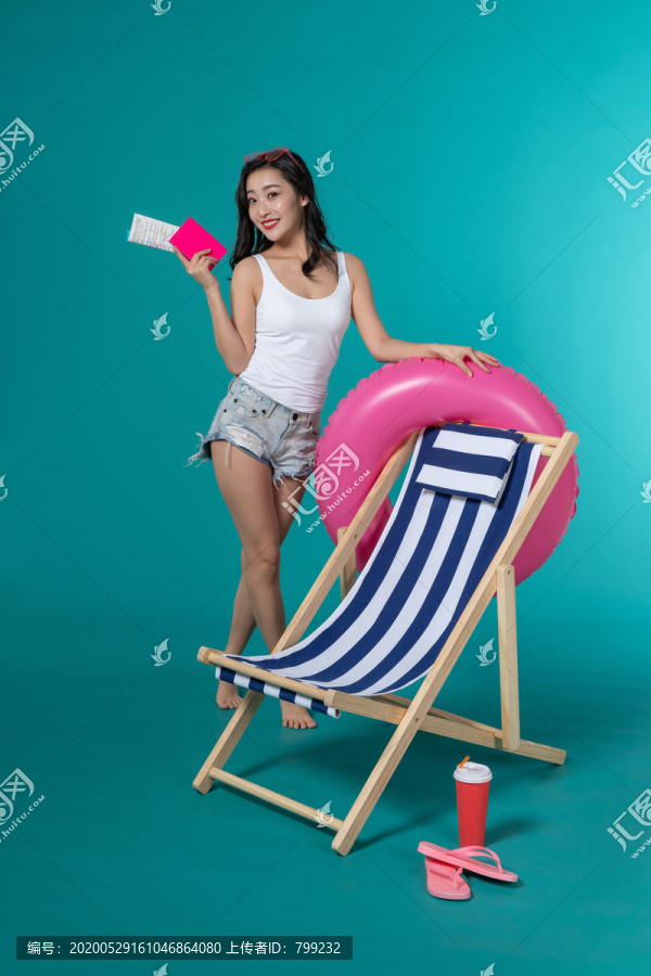 棚拍夏日造型年轻女子