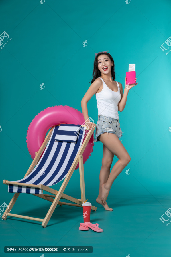 棚拍夏日造型年轻女子