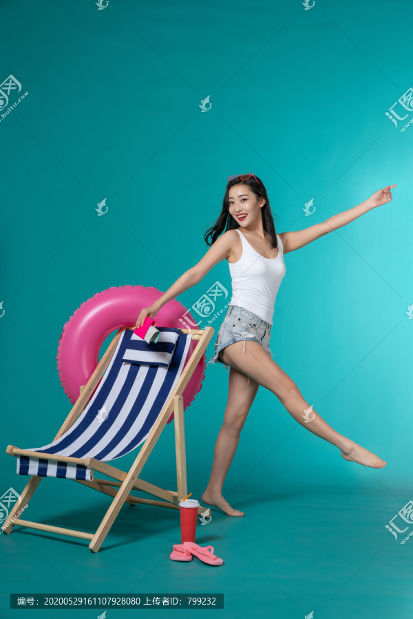 棚拍夏日造型年轻女子