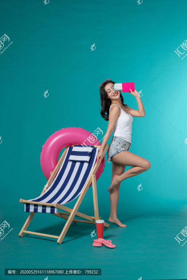 棚拍夏日造型年轻女子