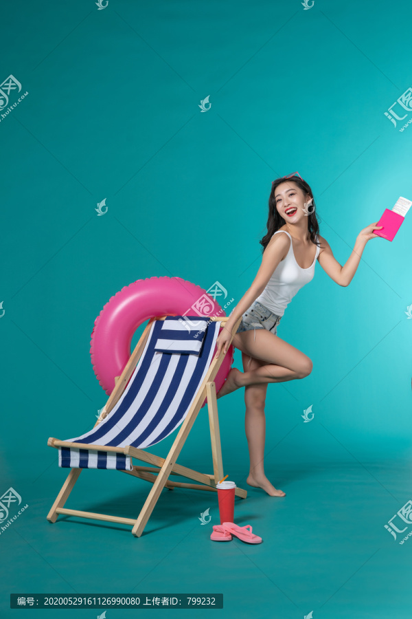 棚拍夏日造型年轻女子