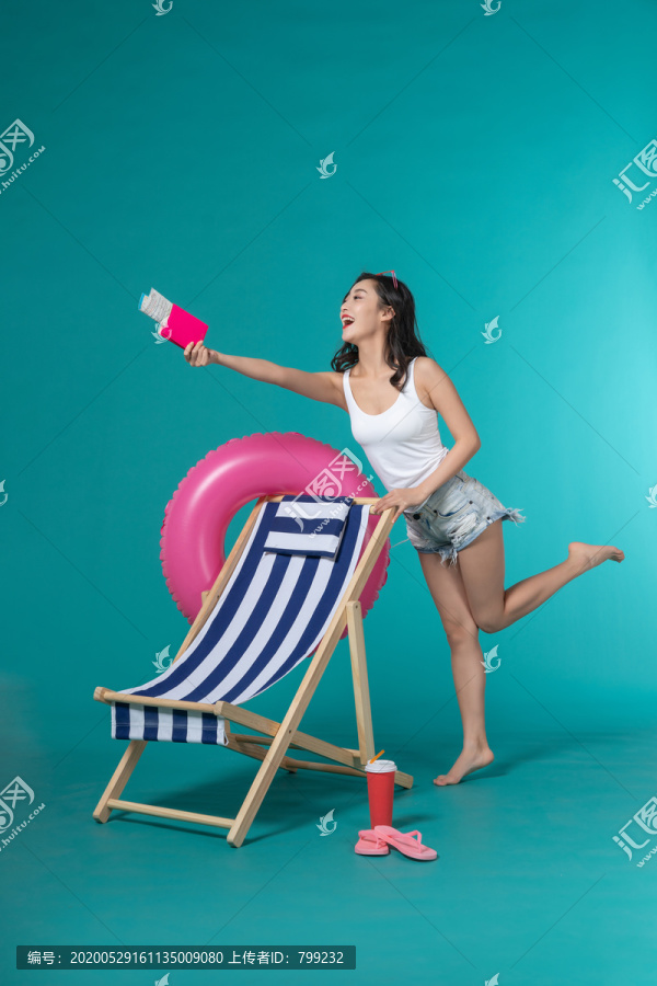 棚拍夏日造型年轻女子