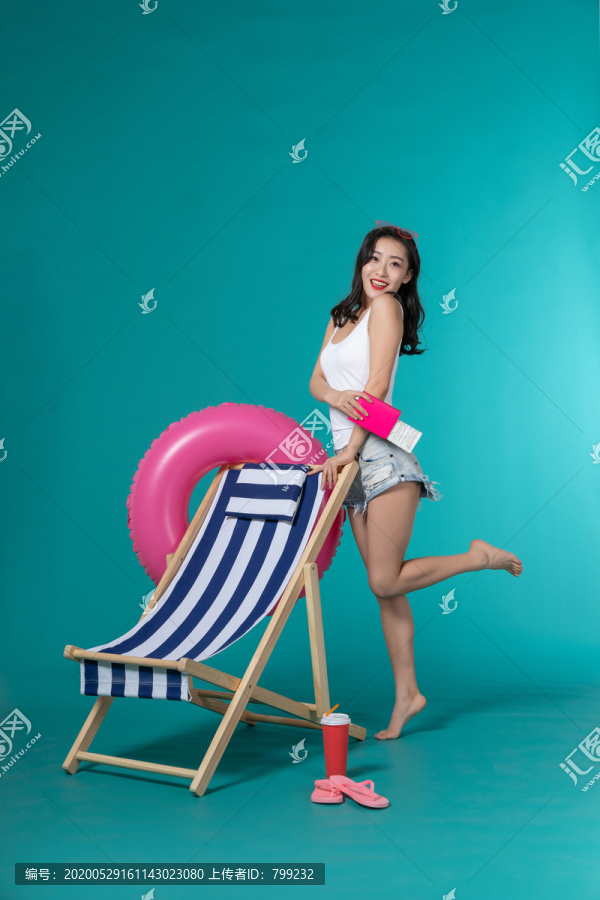 棚拍夏日造型年轻女子