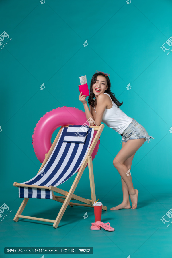 棚拍夏日造型年轻女子