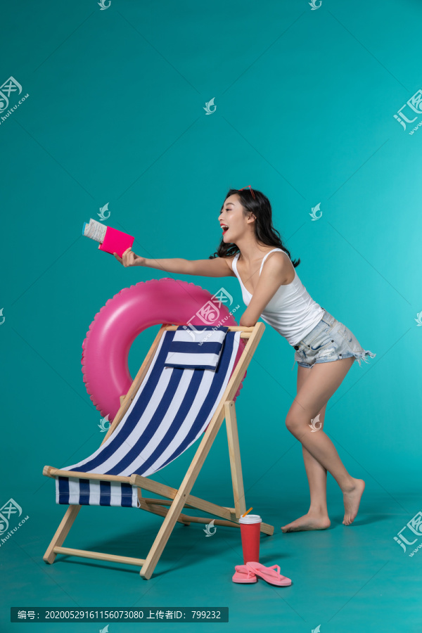 棚拍夏日造型年轻女子