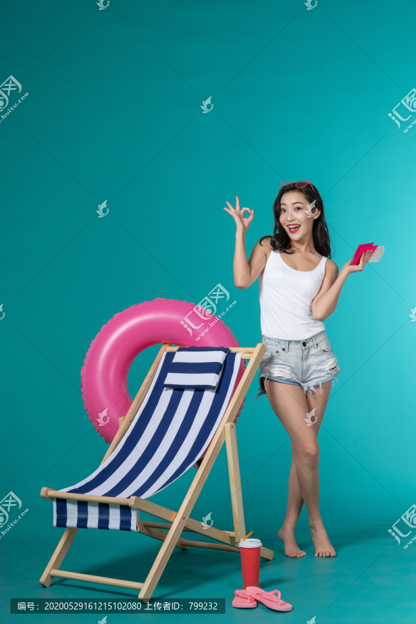 棚拍夏日造型年轻女子