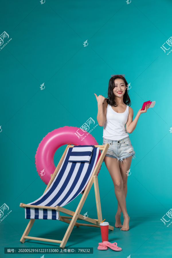 棚拍夏日造型年轻女子