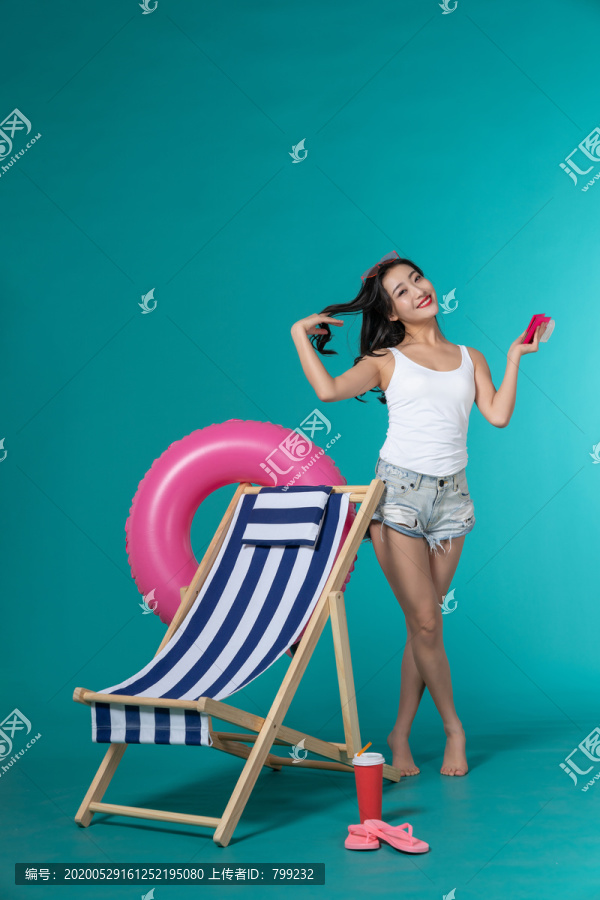 棚拍夏日造型年轻女子