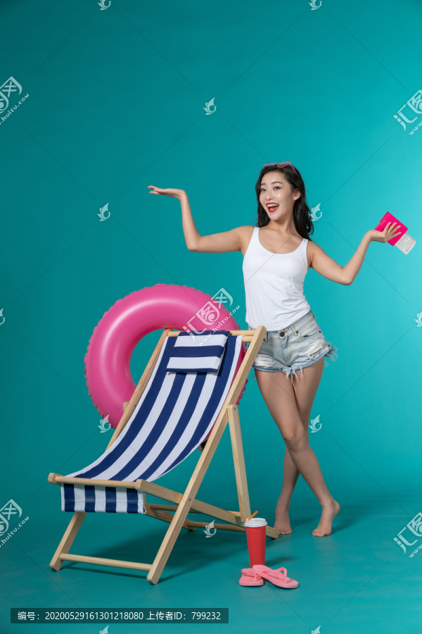 棚拍夏日造型年轻女子