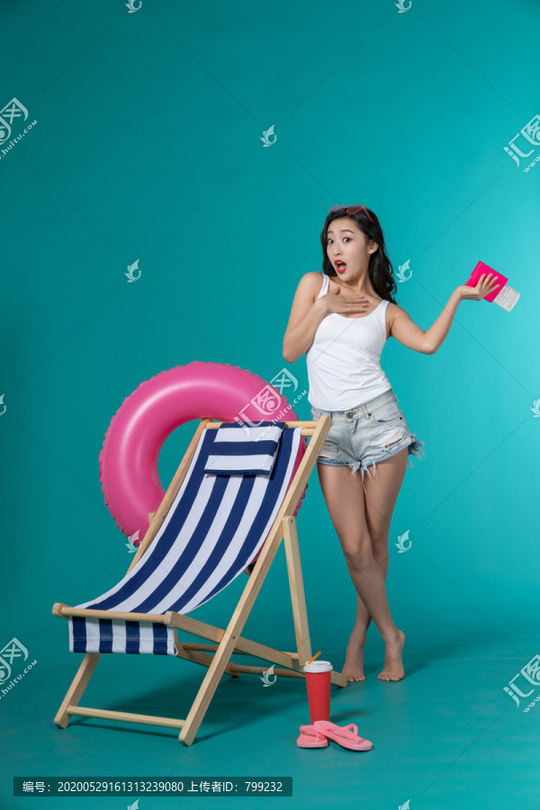 棚拍夏日造型年轻女子