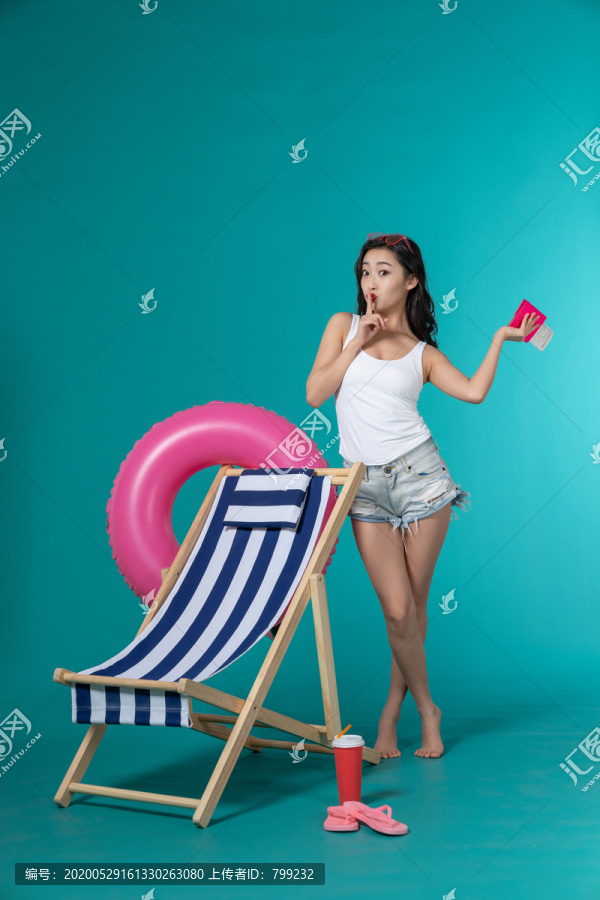 棚拍夏日造型年轻女子