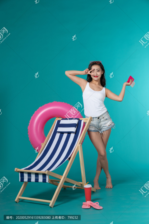 棚拍夏日造型年轻女子