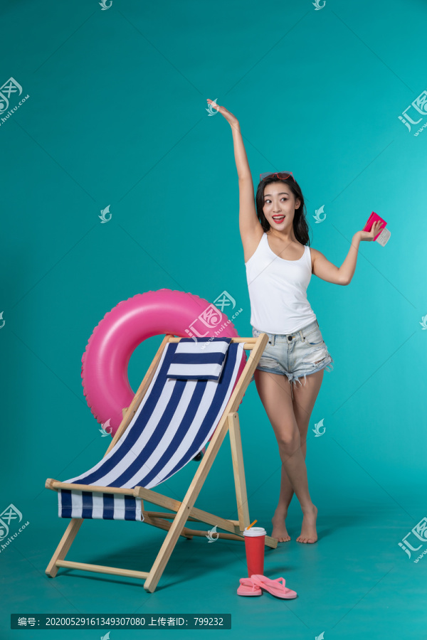 棚拍夏日造型年轻女子