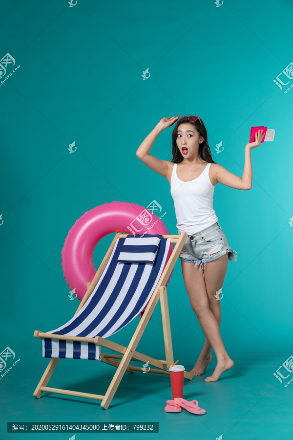 棚拍夏日造型年轻女子