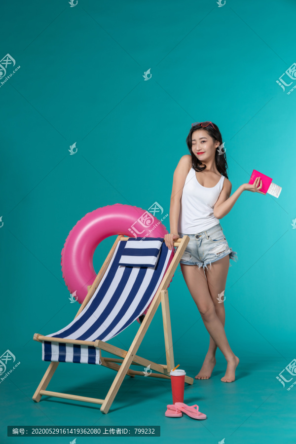 棚拍夏日造型年轻女子