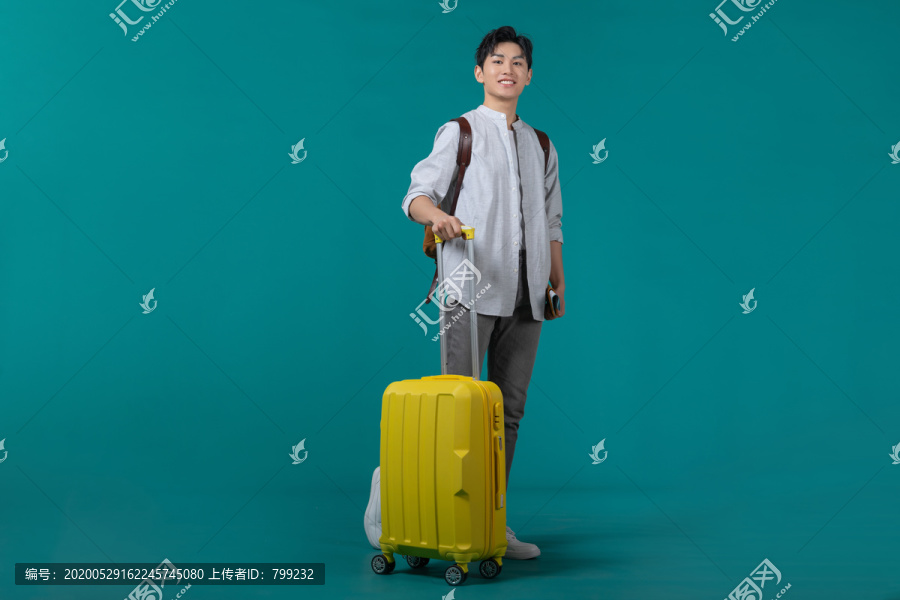 棚拍拿着行李箱的年轻男子