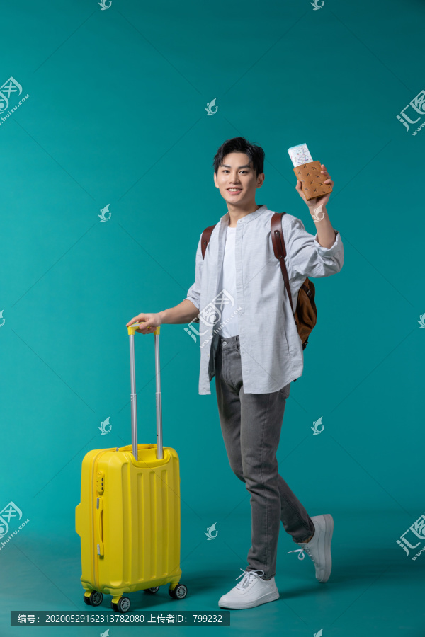 棚拍拿着行李箱的年轻男子