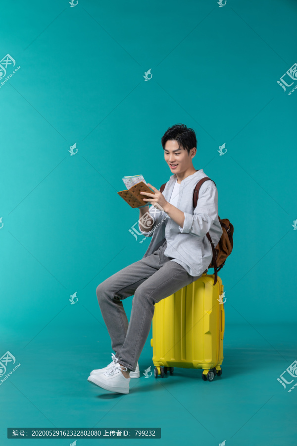 棚拍拿着行李箱的年轻男子