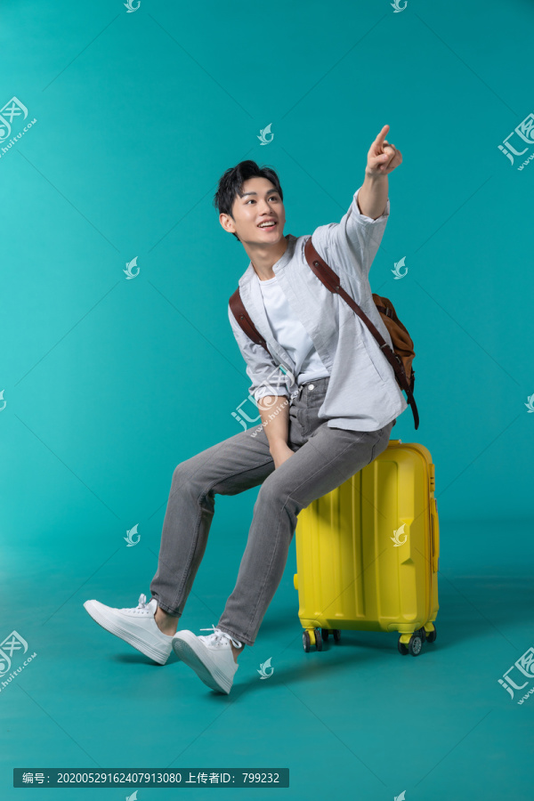 棚拍拿着行李箱的年轻男子