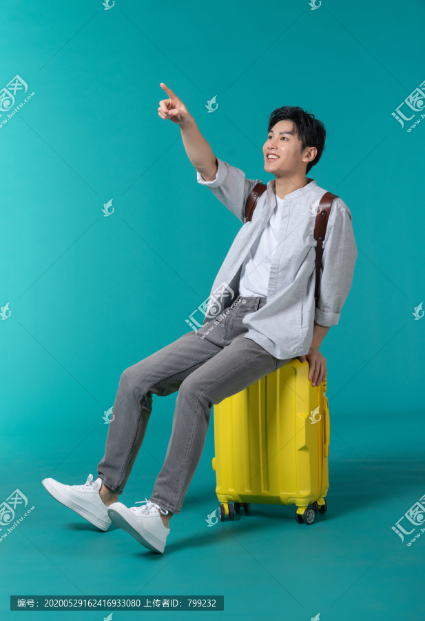棚拍拿着行李箱的年轻男子