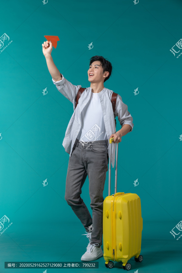 棚拍拿着行李箱的年轻男子