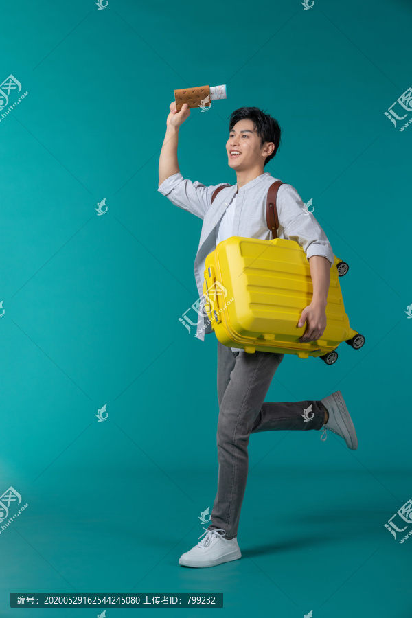棚拍拿着行李箱的年轻男子