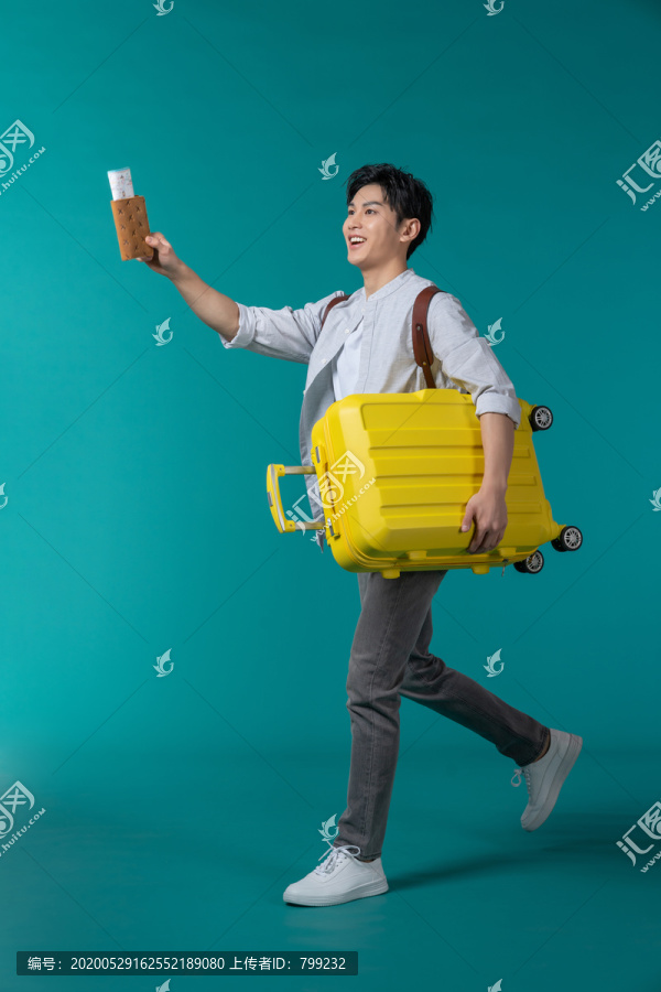 棚拍拿着行李箱的年轻男子
