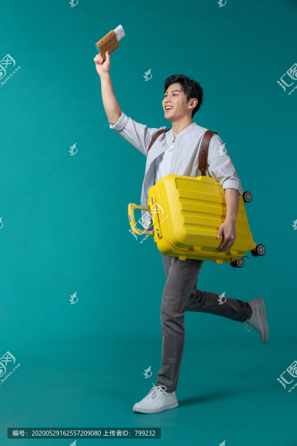棚拍拿着行李箱的年轻男子