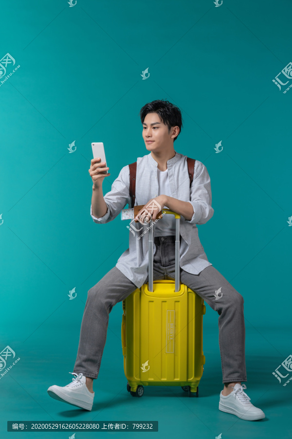 棚拍拿着行李箱的年轻男子