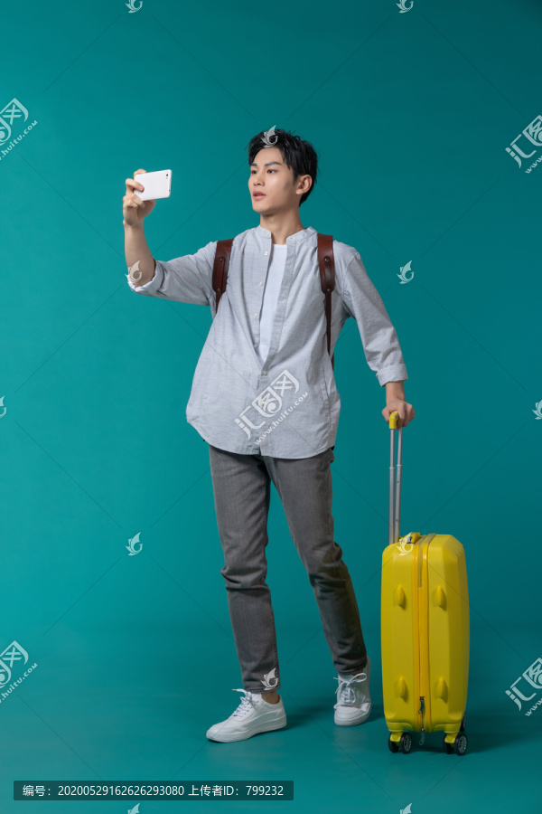 棚拍年轻男子