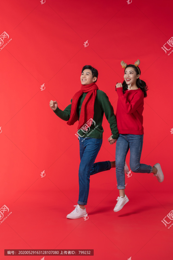 快乐的年轻情侣奔跑