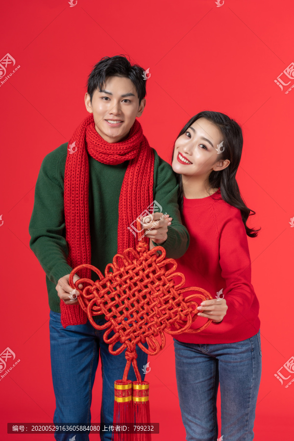 年轻情侣庆祝新年