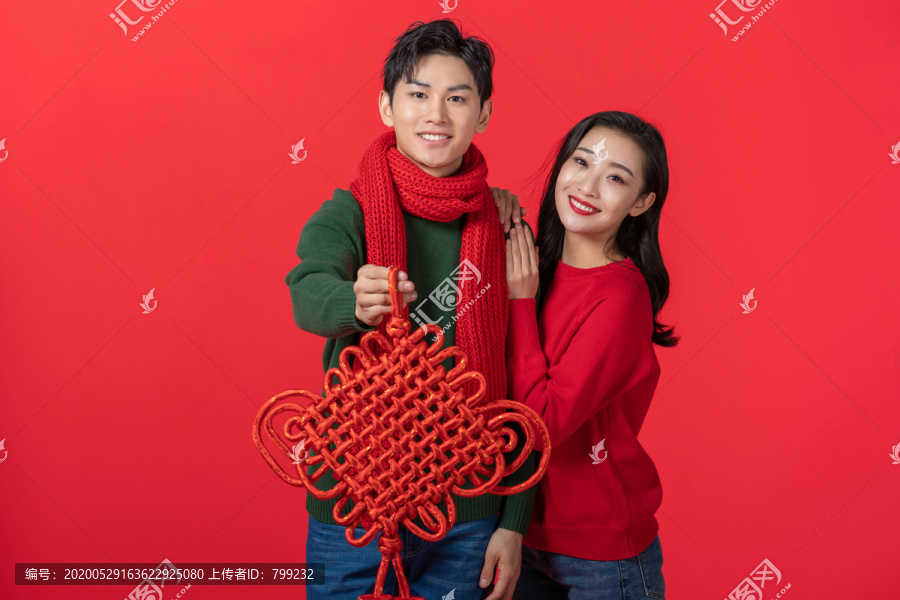 年轻情侣庆祝新年
