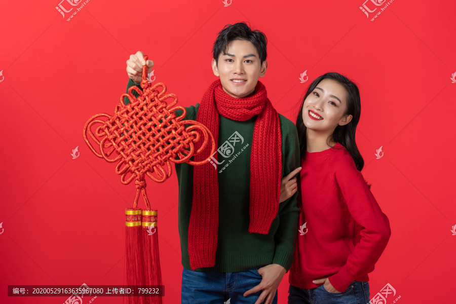 年轻情侣庆祝新年