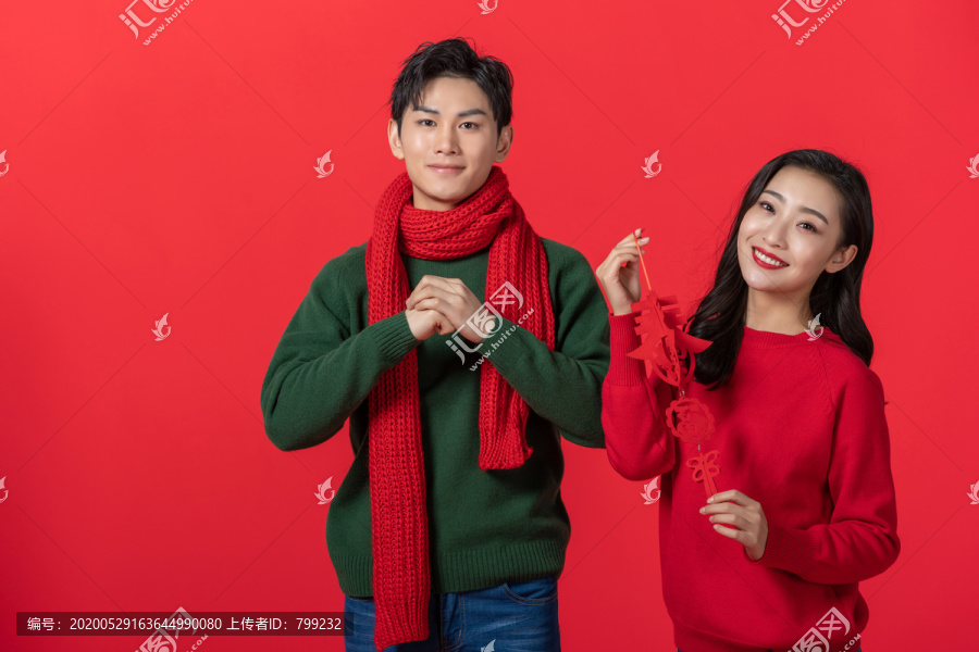 年轻情侣庆祝新年
