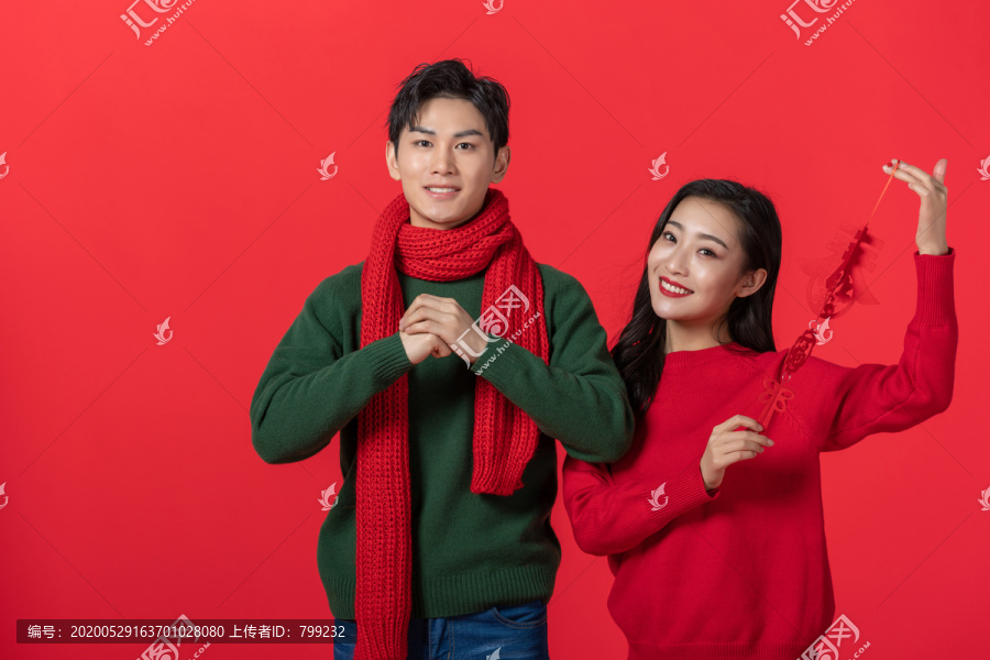 年轻情侣庆祝新年