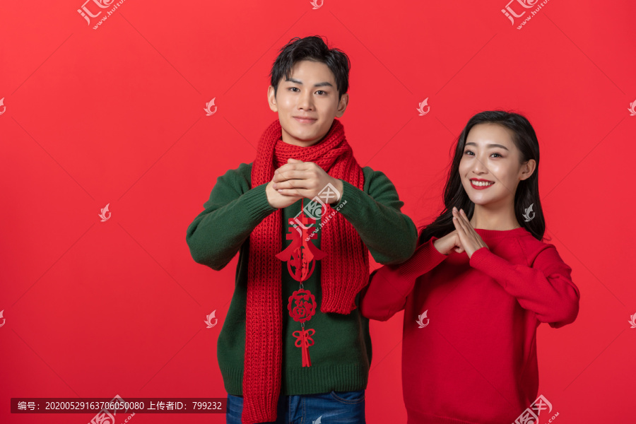 年轻情侣庆祝新年