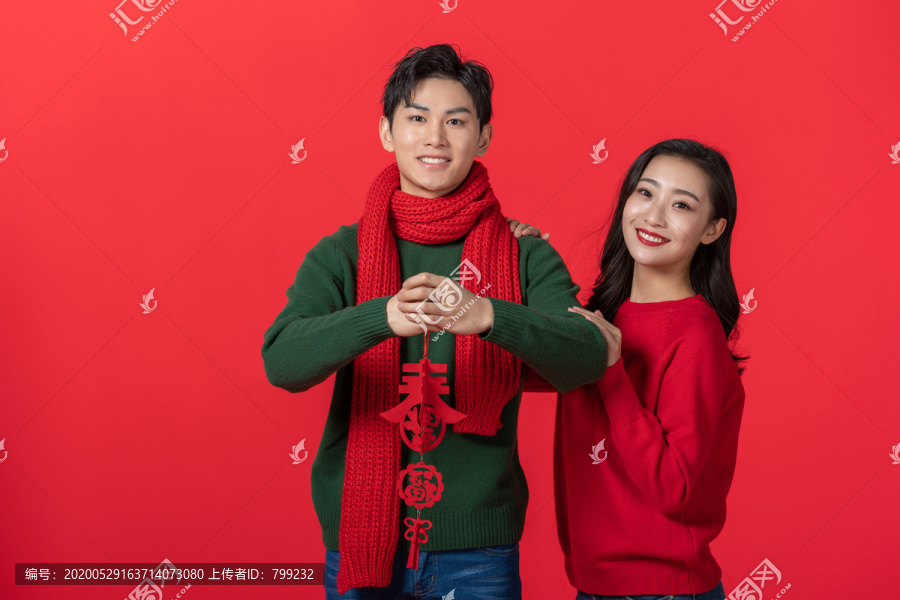 年轻情侣庆祝新年