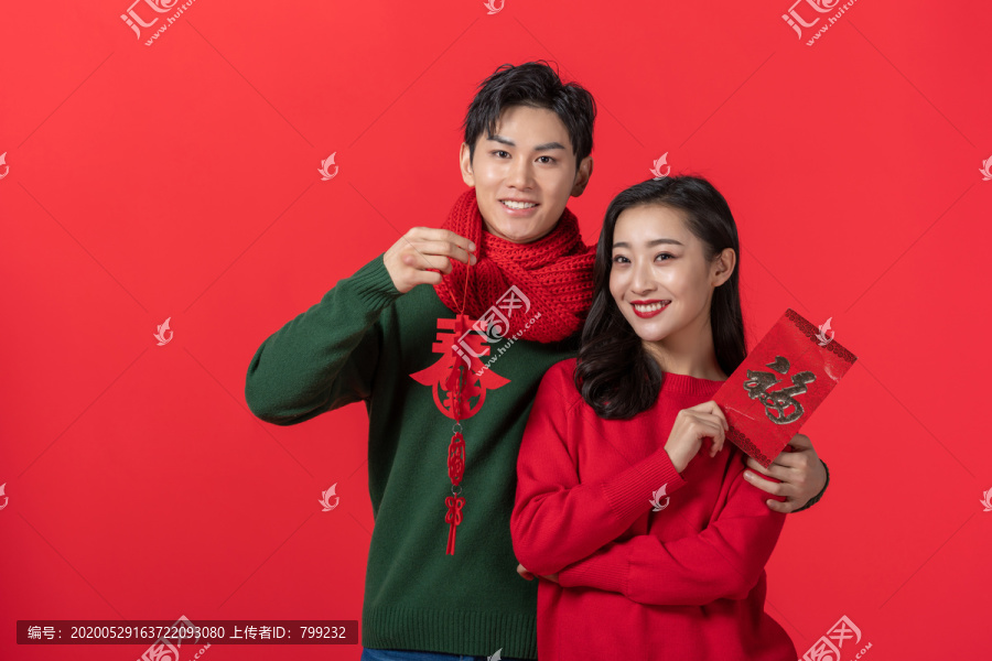 年轻情侣庆祝新年
