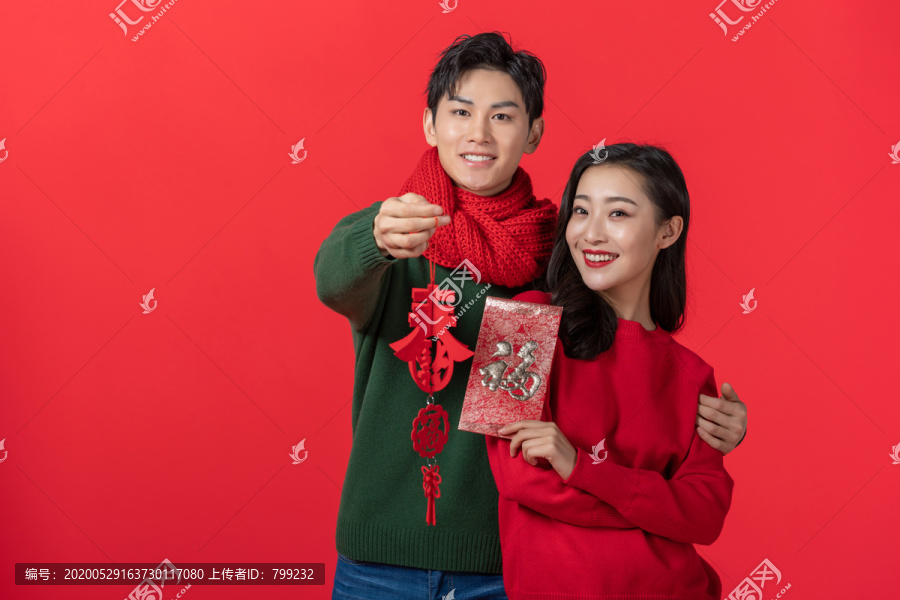 年轻情侣庆祝新年