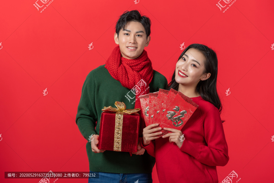 年轻情侣庆祝新年
