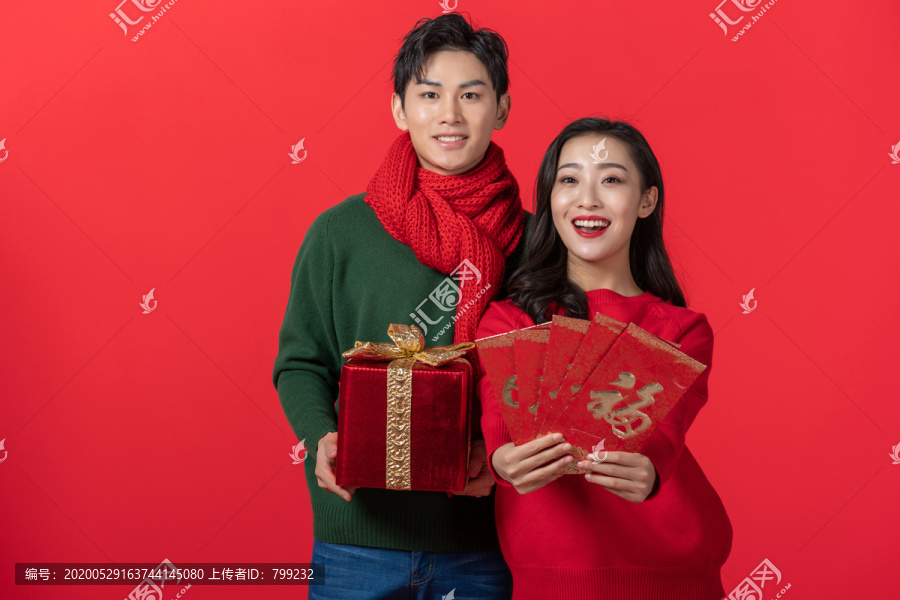 年轻情侣庆祝新年